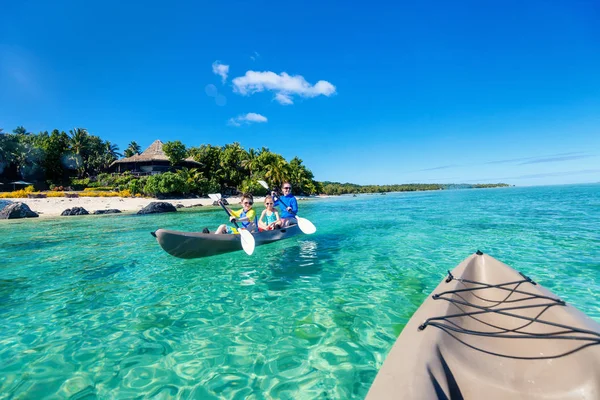 Familia Madre Hijos Remando Kayaks Agua Tropical Del Océano Durante —  Fotos de Stock