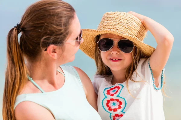 Jonge Moeder Haar Schattige Dochtertje Zomervakantie — Stockfoto