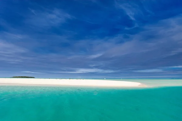 令人惊叹的热带环礁湖和异国的岛屿与棕榈树 绿松石海水和蓝天在南太平洋库克群岛 — 图库照片