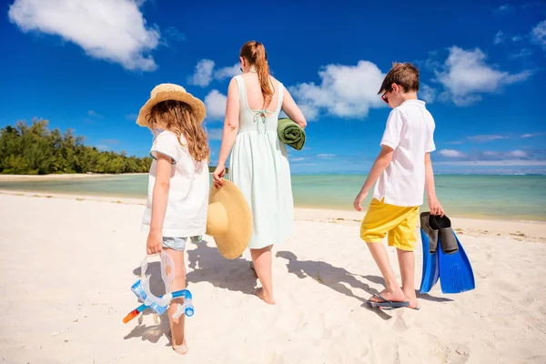 Fröhliche Familie Mit Mutter Und Kindern Mit Handtuch Und Schnorchelausrüstung — Stockfoto