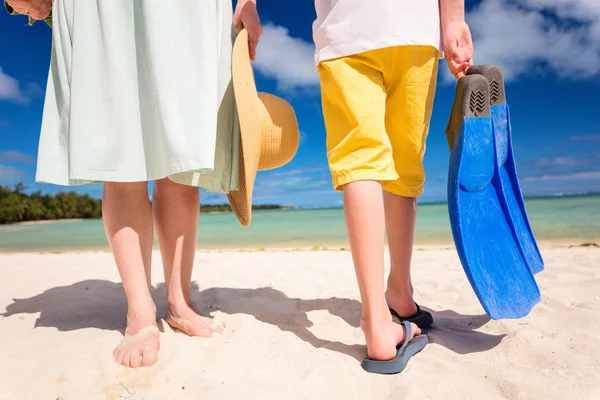 Bliska Rodzina Matki Syna Snorkeling Sprzęt Korzystających Wakacje Tropikalnej Plaży — Zdjęcie stockowe