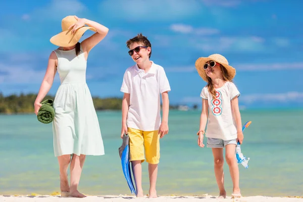 母とタオルや熱帯のビーチでの休暇を楽しむシュノーケ リング用具と子供たちの陽気な家族 — ストック写真