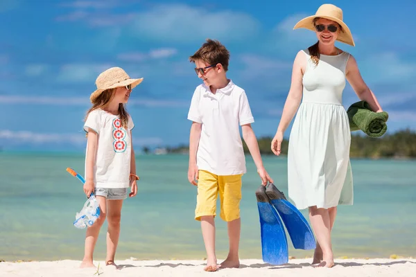 母とタオルや熱帯のビーチでの休暇を楽しむシュノーケ リング用具と子供たちの陽気な家族 — ストック写真
