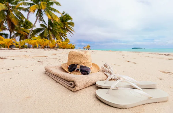 Stro Hoed Handdoek Zon Bril Een Tropisch Strand — Stockfoto