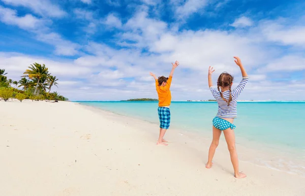 Bambini Che Divertono Sulla Spiaggia Tropicale Durante Vacanze Estive — Foto Stock