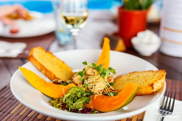 Close Van Heerlijke Zuid Pacifisch Papaja Salade — Stockfoto