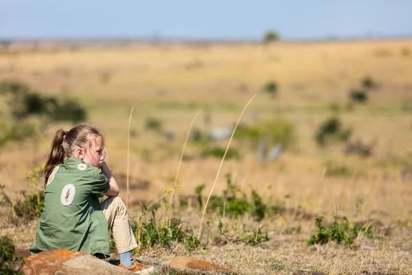 Klein Meisje Safari Vakantie Genieten Van Bush Uitzicht — Stockfoto