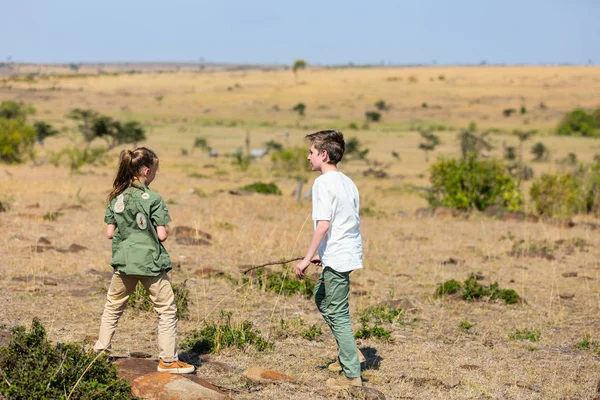 Barn Bror Och Syster Afrikansk Safari Semester Njuter Bush Utsikten — Stockfoto