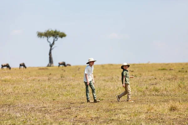 Crianças Testemunhando Grande Migração Gnus Parque Nacional Masai Mara Quênia — Fotografia de Stock