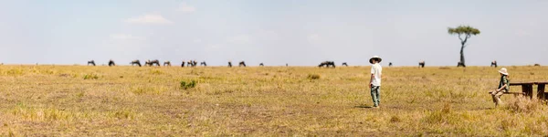 Panorama Dzieci Świadkami Wielkiej Migracji Gnu Masai Mara National Park — Zdjęcie stockowe