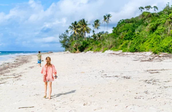 Far Och Dayghter Njuta Strandsemester Tropisk — Stockfoto