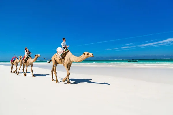 Familjen Mor Och Barn Rida Kameler Tropiska Vit Sandstrand — Stockfoto