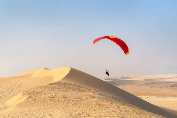 Unrecognizable Paraglider Flying Sand Dunes Qatar Desert — Stock Photo, Image