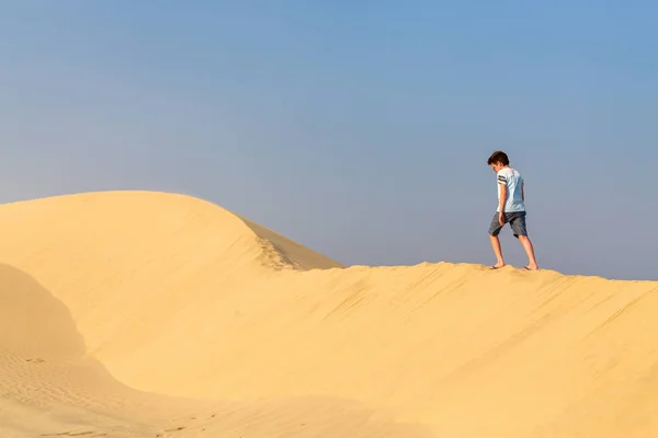 Dospívající Chlapec Baví Hrát Písečných Dunách Poušti Katar — Stock fotografie