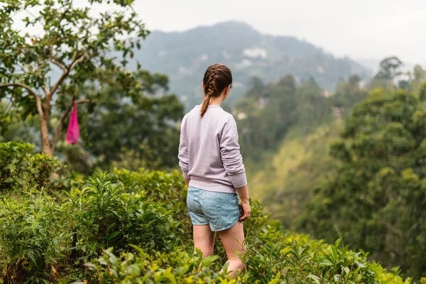 Jovem Mulher Desfrutando Vistas Deslumbrantes Sobre Montanhas Plantações Chá Ella — Fotografia de Stock