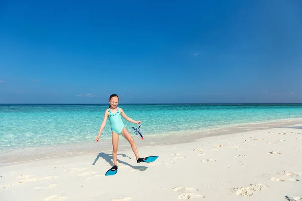 Adorabile Bambina Con Attrezzatura Snorkeling Spiaggia Durante Vacanze Estive — Foto Stock