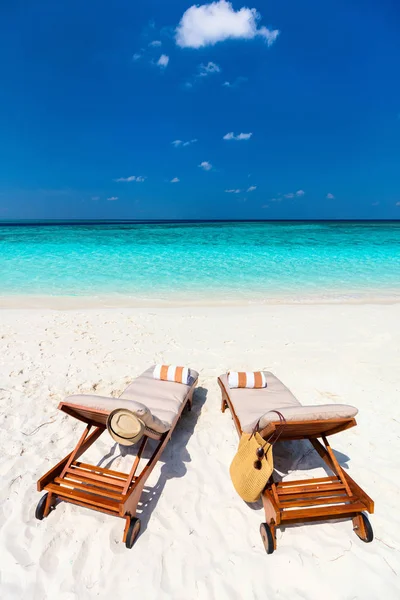 Dřevěná Lehátka Krásné Tropické Pláži Maledivy — Stock fotografie