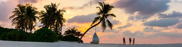 Silhouettes Mère Famille Avec Deux Enfants Plage Tropicale Pendant Coucher — Photo