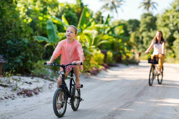 Famiglia Madre Figlia Bicicletta Impostazioni Isola Tropicale Divertirsi Insieme — Foto Stock