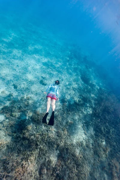 Foto Subaquática Mulher Snorkeling Mergulho Livre Uma Água Tropical Clara — Fotografia de Stock
