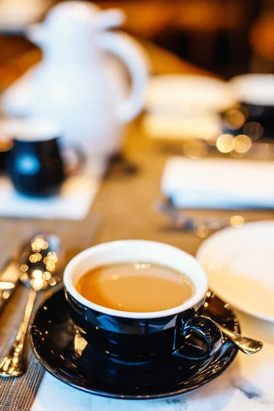 Verse Koffie Met Melk Zwart Kopje Geserveerd Voor Het Ontbijt — Stockfoto