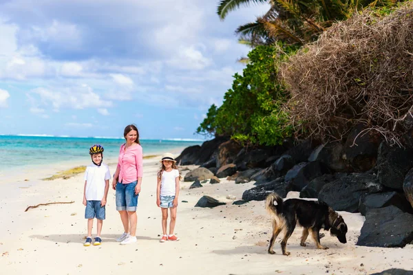 Familia Madre Hijos Playa Tropical Isla Rarotonga Disfrutando Vacaciones Verano — Foto de Stock