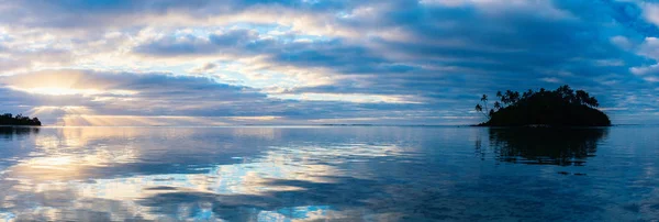 Gyönyörű Trópusi Sziget Pálmafákkal Körülvett Óceán Türkizkék Víz Alatt Napkelte — Stock Fotó