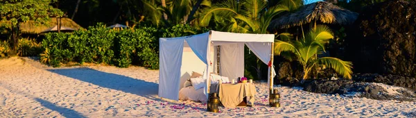 熱帯のビーチでサンセットのロマンチックな高級夕食の設定 — ストック写真