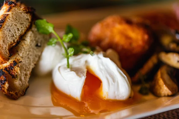 Œuf Poché Servi Petit Déjeuner Avec Légumes Café Jus Fruits — Photo