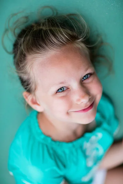 Portrait Décontracté Petite Fille Extérieur Jour Été — Photo