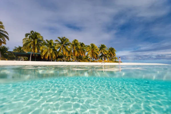 Prachtig Tropisch Eiland Met Palmbomen Witte Zand Turquoise Oceaanwater Blauwe — Stockfoto