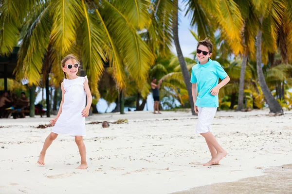 Bambini Divertono Sulla Spiaggia Tropicale Durante Vacanze Estive Giocando Insieme — Foto Stock