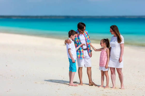 Família Bonita Feliz Umas Férias Praia Tropicais — Fotografia de Stock