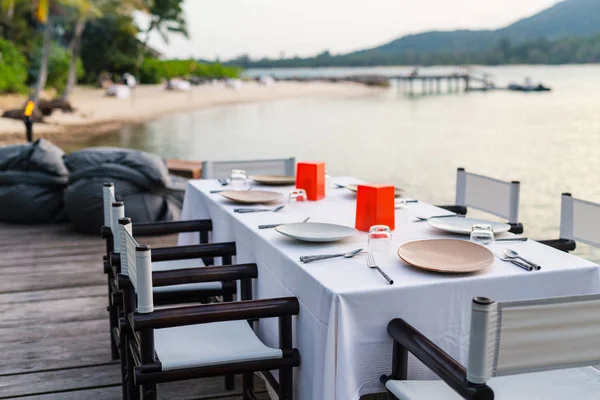 浪漫豪华晚餐设置在热带度假村在日落 — 图库照片