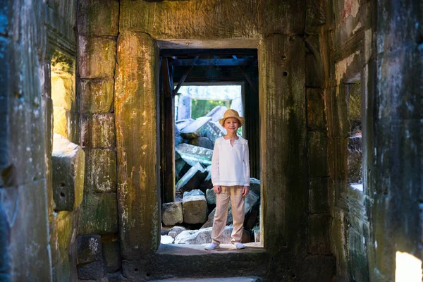 Маленькая Девочка Древнем Храме Сиемреапе Камбоджа — стоковое фото
