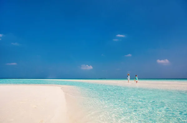 Madre Hija Disfrutando Vacaciones Playa Tropical — Foto de Stock