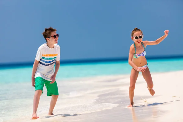 Kinderen Plezier Tropisch Strand Tijdens Zomer Vakantie Samenspelen Ondiep Water — Stockfoto