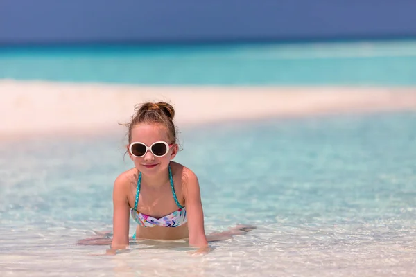 暑假期间在海滩上可爱的小女孩 — 图库照片