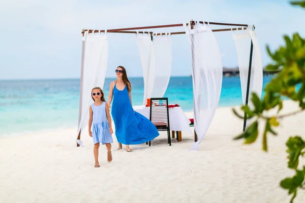 Madre Hija Disfrutando Vacaciones Playa Tropical —  Fotos de Stock