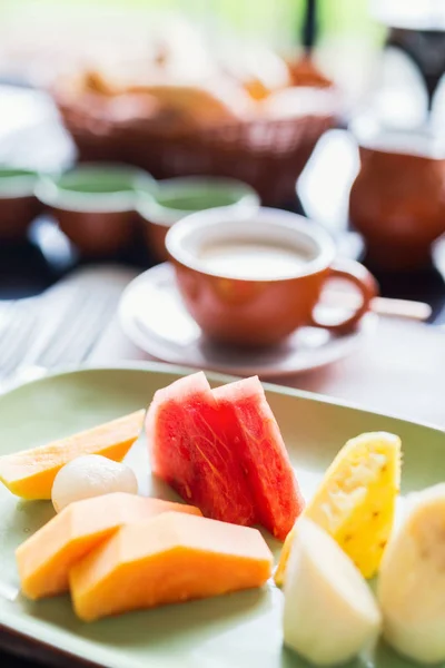 朝食に提供されるおいしい有機果物 — ストック写真
