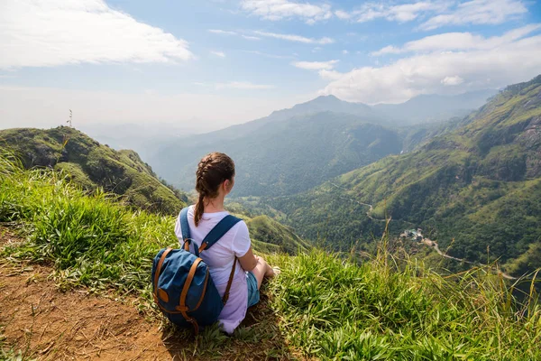 スリランカのリトル アダムス ピークから山や茶畑を眺めながら息をのむような景色を楽しむ若い女性 — ストック写真