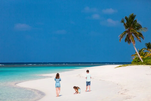 Aile Anne Tropikal Plaj Tatil Zevk Çocuklar — Stok fotoğraf