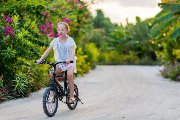 Tropikal Ada Ortamında Bisiklet Süren Tatlı Kız Eğleniyor — Stok fotoğraf