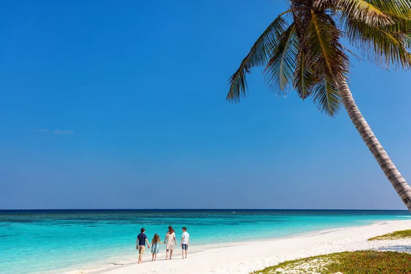 Linda Família Com Crianças Uma Praia Tropical Durante Férias Verão — Fotografia de Stock