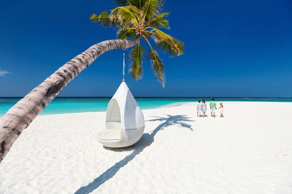 Belle Famille Avec Enfants Sur Une Plage Tropicale Pendant Les — Photo