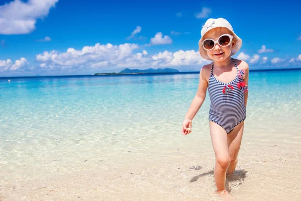 Rozkošná Holčička Pláži Během Letních Prázdnin — Stock fotografie