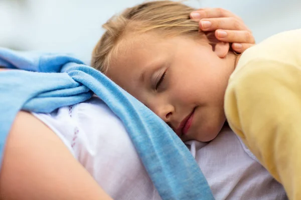 Primo Piano Della Bambina Che Dorme Grembo Alla Madre — Foto Stock