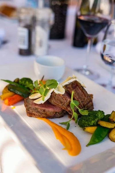 Delicioso Almuerzo Con Carne Vino Tinto Restaurante —  Fotos de Stock