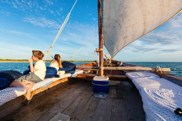 Günbatımında Bir Geleneksel Afrika Dhow Tekne Yelken Çocuklar — Stok fotoğraf