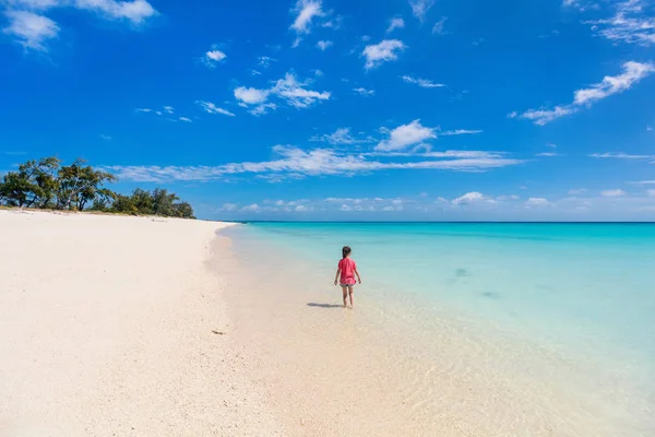 Schattig Klein Meisje Aan Het Strand Tijdens Zomervakantie — Stockfoto